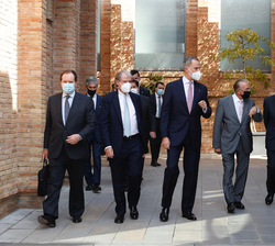 Su Majestad el Rey se dirige al interior de CaixaForum Barcelona con las personas que lo recibieron
